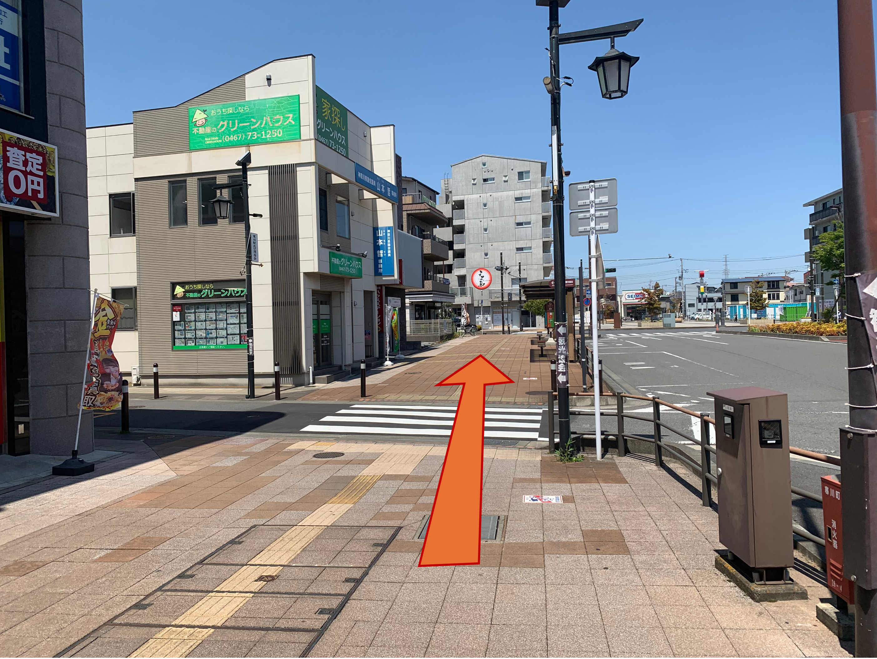 駅前ロータリーを右手に見てそのまま進みます。